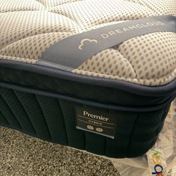 The DreamCloud Premier, Queen, Like New, Perfect Condition