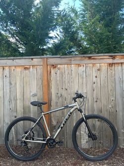 Trek Marlin 5 29er Mountain Bike – Large 20.5” Frame