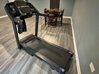 Horizon T101 Treadmill in like new condition