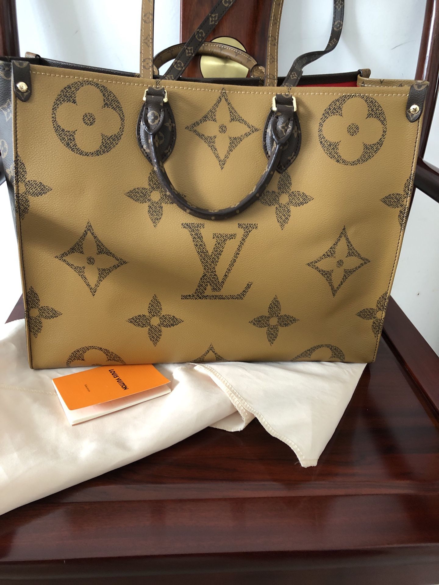 Authentic LOUIS VUITTON Onthego GM Giant Monogram Canvas Tote Shoulder Bag  Brown for Sale in Philadelphia, PA - OfferUp