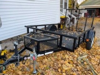 5.5 x 9 utility trailer ***CLEAN TITLE***