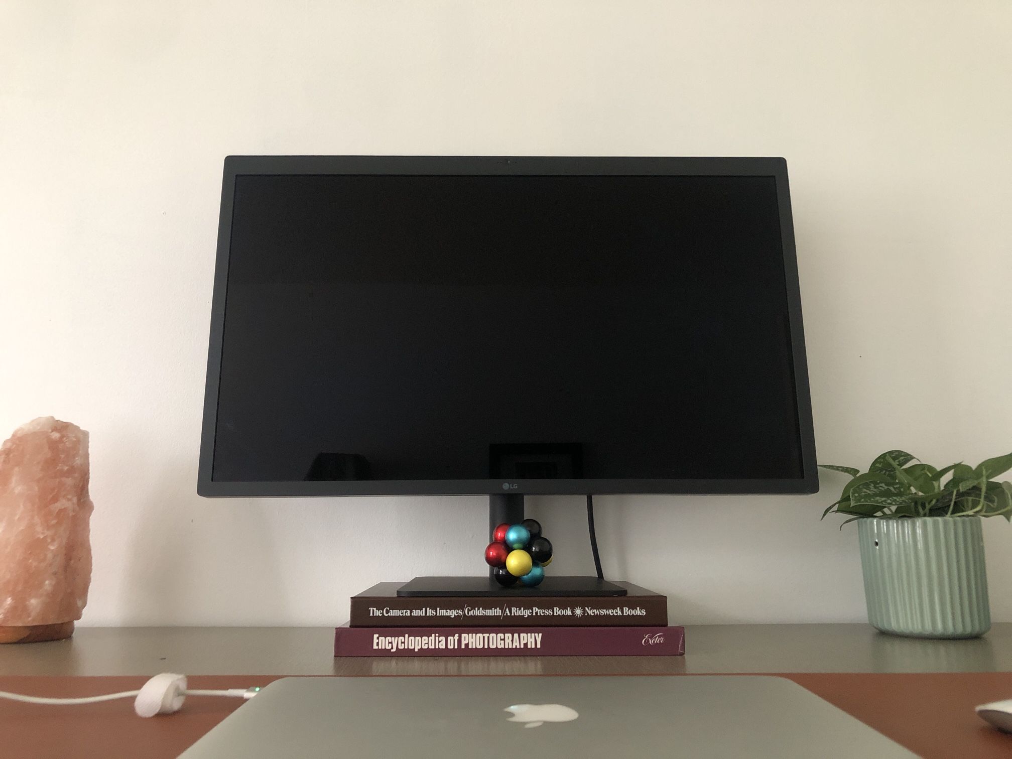 LG UltraFine 5K 27” Monitor (27MD5KL) Designed For Apple