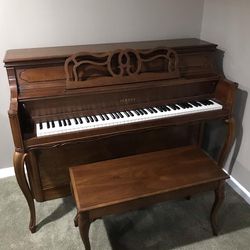 1981 Yamaha  M-215 C/F   Piano