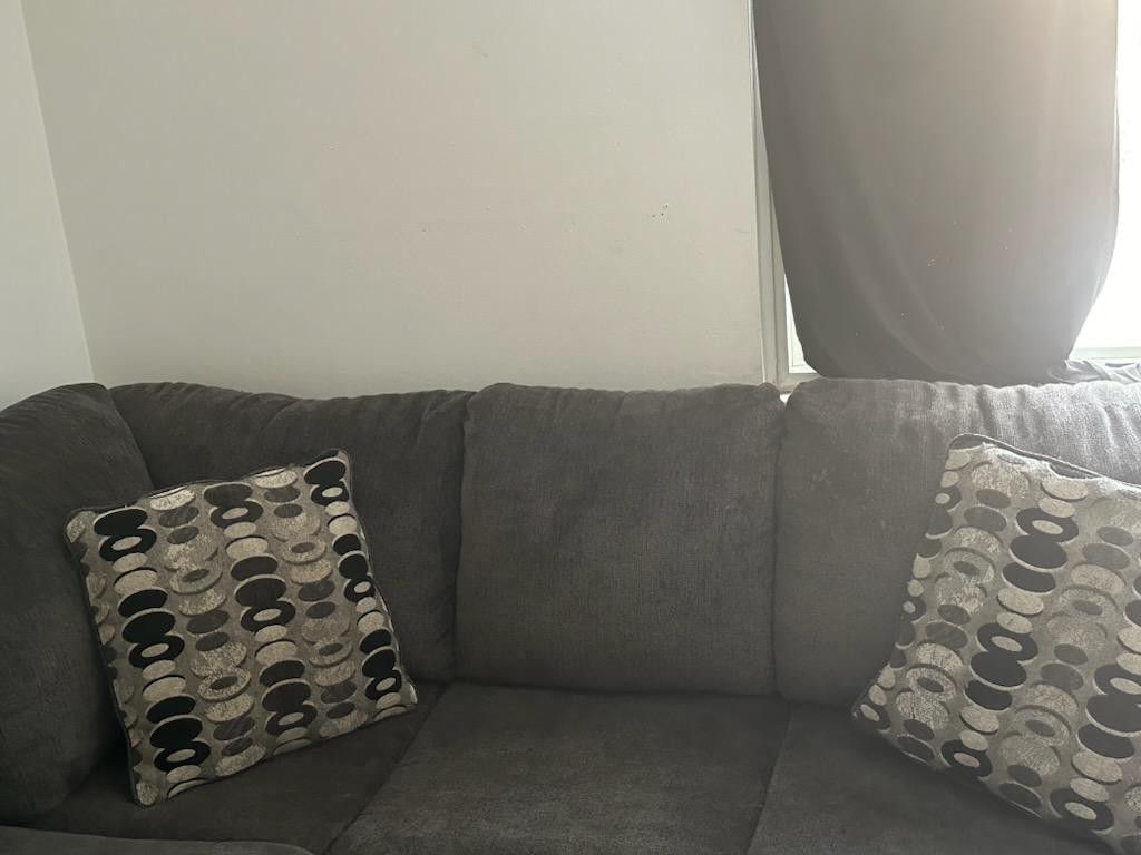 3 piece sectional (couch)