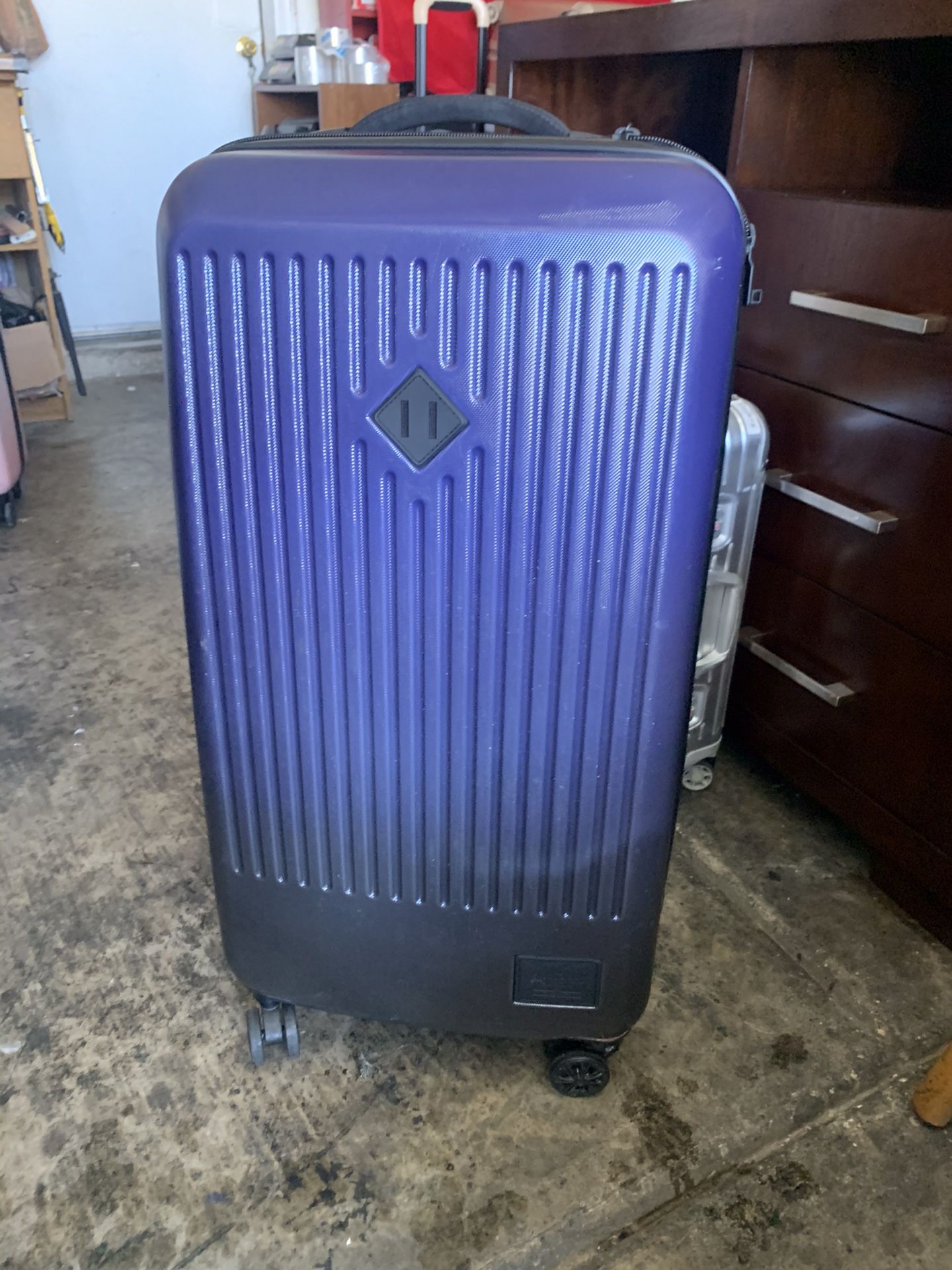 Herschel supply co trade large 33” 2 tone blue and black hard shell suitcase 4 wheel spinner / wheels zippers handles great shape