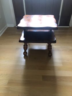 End table wooden in good condition