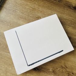 Macbook air 15 inch M3 Chip 8Gb Memory 512Gb Storage 