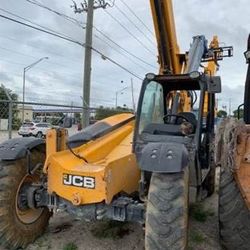 Forklift - 7000lbs 42’ Reach