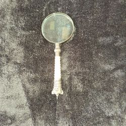 VINTAGE COLLECTIBLE MAGNIFYING LENS WITH CROWN DESIGN HANDLE