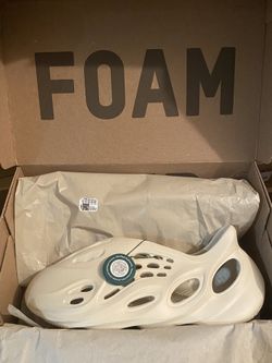 Yeezy Foam RNNR ‘Sand’ size 11 DS w/ Tags 170$
