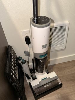 *MOVING SALE* Mop / Vacuum 2 in 1 **Make an Offer*