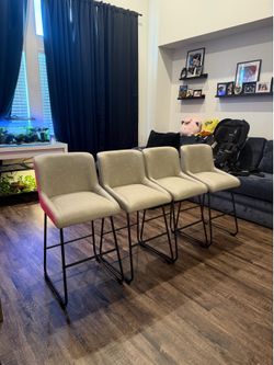Set of 4 brand new barstools