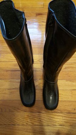 Am selling this pair of boots size 9 bearly worn clean in good condition $28.00
