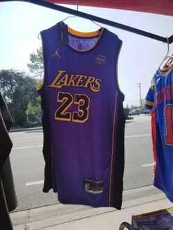 Lakers jersey with tag and the numbers are stitched on