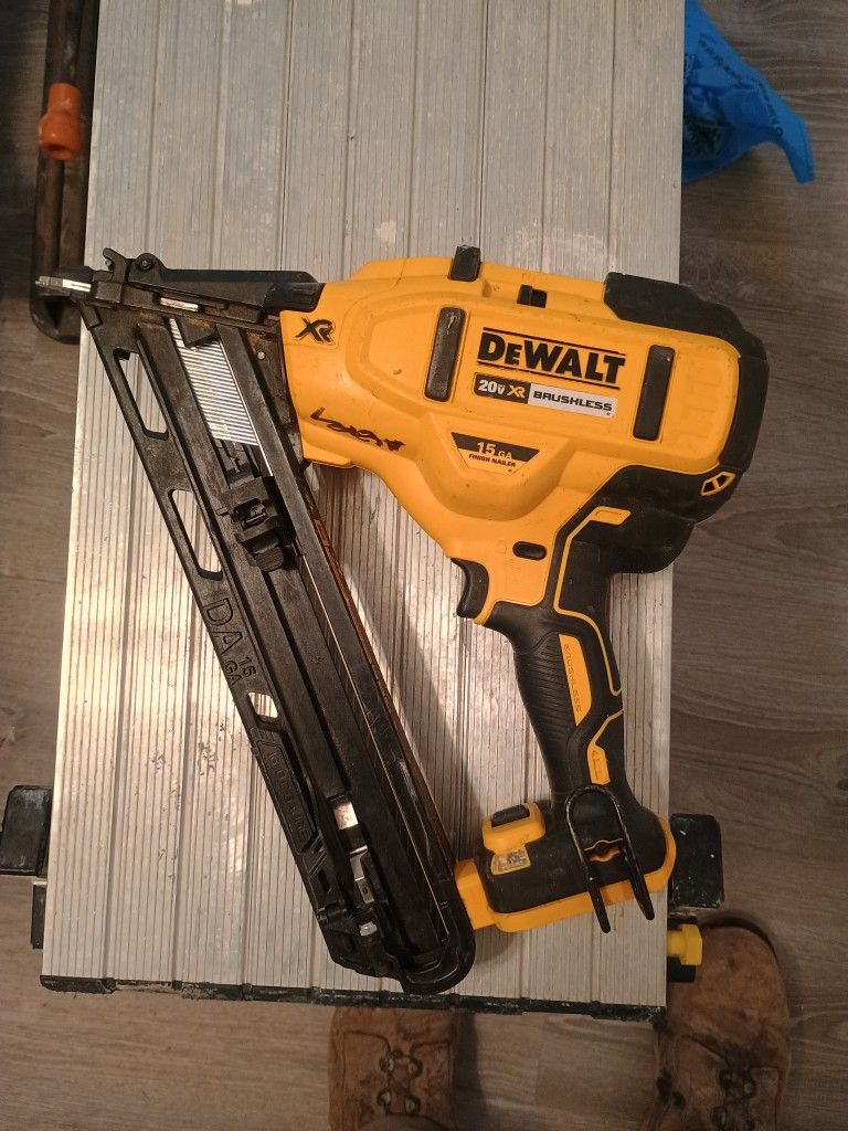 DeWalt Finishing Gun