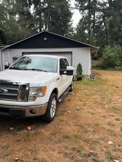 Ford F-150 White Crew Cab Pickup Truck Lariat