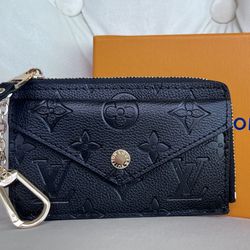 KEYCHAIN + WALLET BLACK EMBOSSED ZIPPY RECTO WALLET 