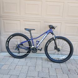 TREK MARLIN 5 MOUNTAIN BIKE 27.5 INCH LIKE NEW ( EXTRA SMALL) 