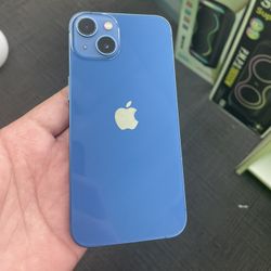 Iphone 13 - 128 GB - Unlocked - Case and screen Protector Included