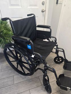 Medline Comfortable Folding Wheelchair with Swing-Back Desk-Length Arms and Swing-Away Footrests, silla de ruedas