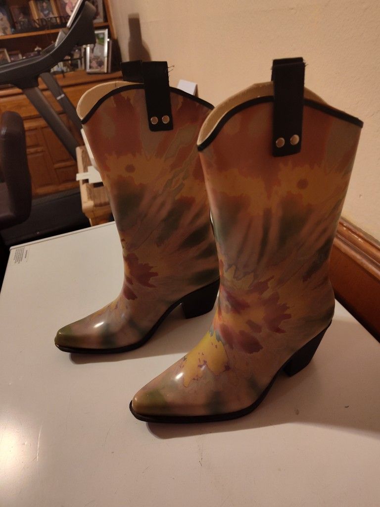 Women's Rain Boots Size;7. Excellent Condition