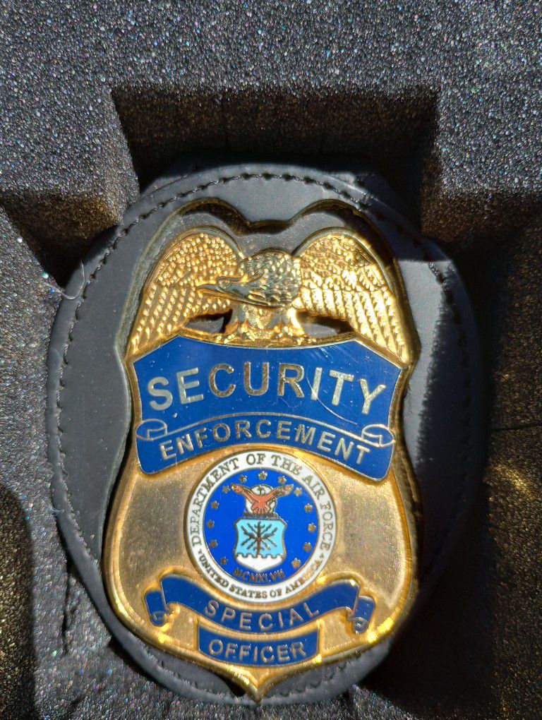 Rare US AIR FORCE SECURITY CONTRACTOR BADGE