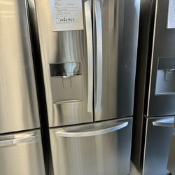 22 Cu.ft 30 Inches Wide French Door Refrigerator With Water And Ice