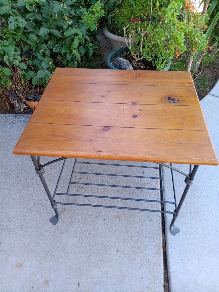 Small Coffee Table In Side Table In End Table In Small Table In Very Good Condition