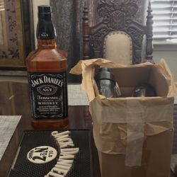 Jack Daniel's Bar Set Bottle, Spill Tray, Glass Shakers & Accessories