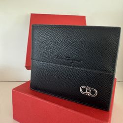 Ferragamo Wallet. Black Color