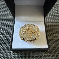 2009 LA LAKERS NBA REPLICA CHAMPIONSHIP RING IN BOX - KOBE