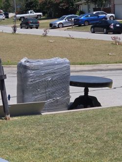 FREE TABLE & OTTOMAN