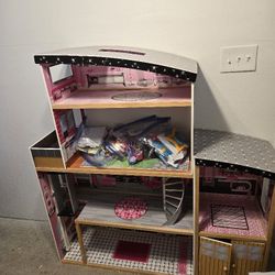 Barbie Doll House With Lots Of Barbie Stuff