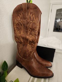 New Women's cowboy boots size (8.5)