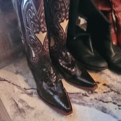 BEAUTIFUL LEATHER BOOTS  FOR WOMAN SIZE 7/8 