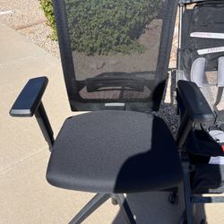 Good Quality Black Rolling Office Chair - Mesh Back