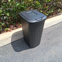 Trash Can 13.3 Gallon W13" D16" H23"