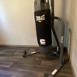 Everlast 100lb Punching Bag With Stand 