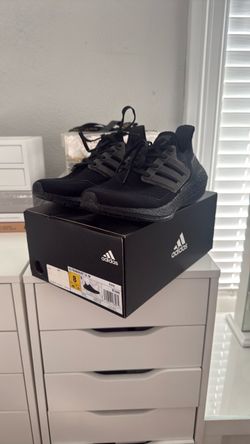 Women’s Adidas Ultraboost 21 (Size 8- Fits 8.5/9)