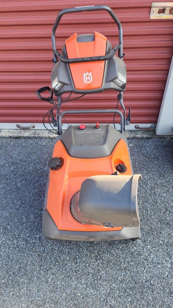 Husqvarna ST151 208cc Snowblower