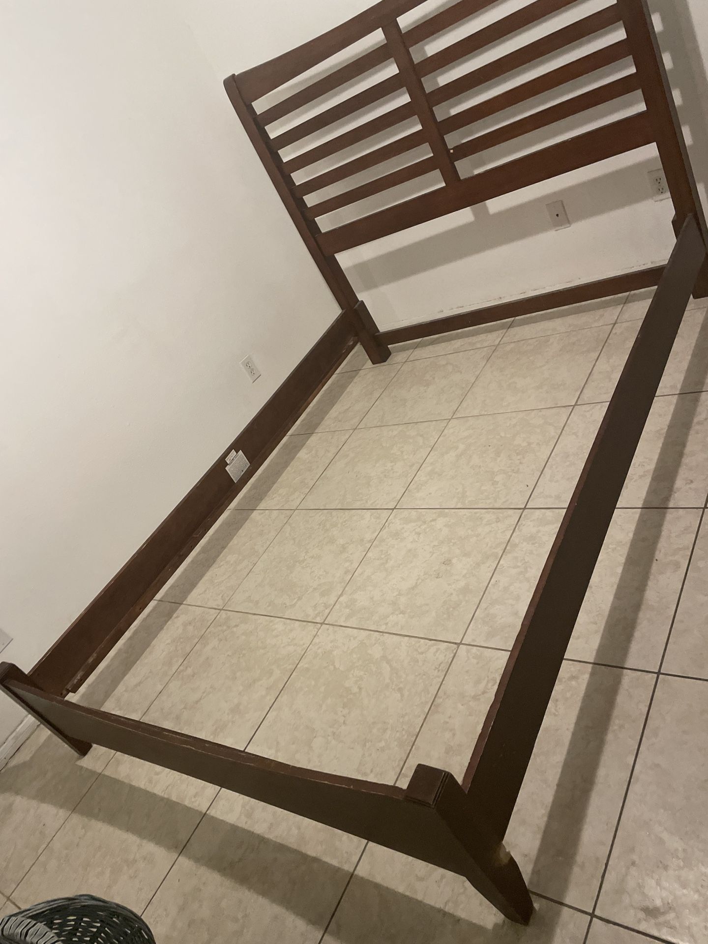 Bedroom Set – Solid Wood Bed Frame, Dresser & Nightstand (Matching Set)  Queen Size 