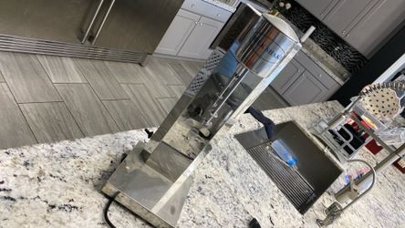 Milk shake machine