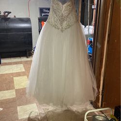 David Bridals Beaded Edge Ball gown Wedding Dress Size 14