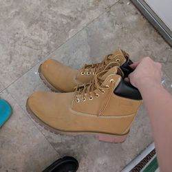 Size 8 Mens Boots 👢👢