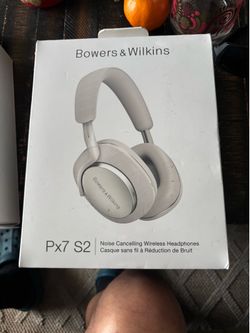 Earphone px 7 bower and Wilkins $200 seal box