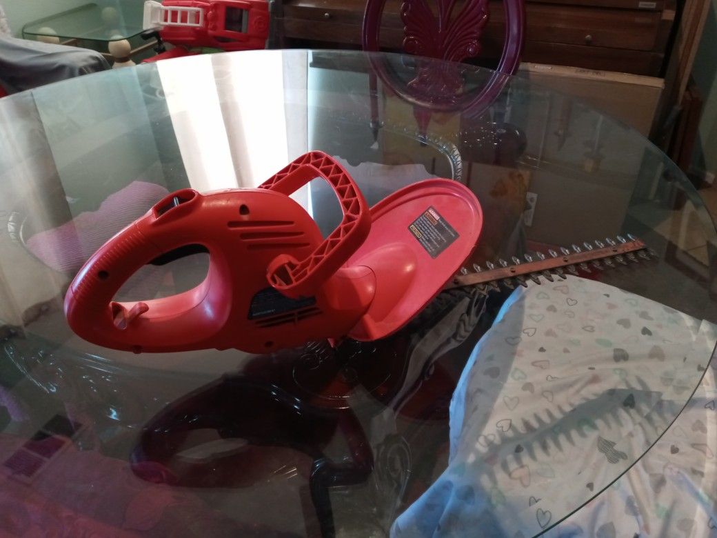 Black &Decker 17" In.Hedge Trimmer Tri700 Type 1 120v. Ac Corded Electric