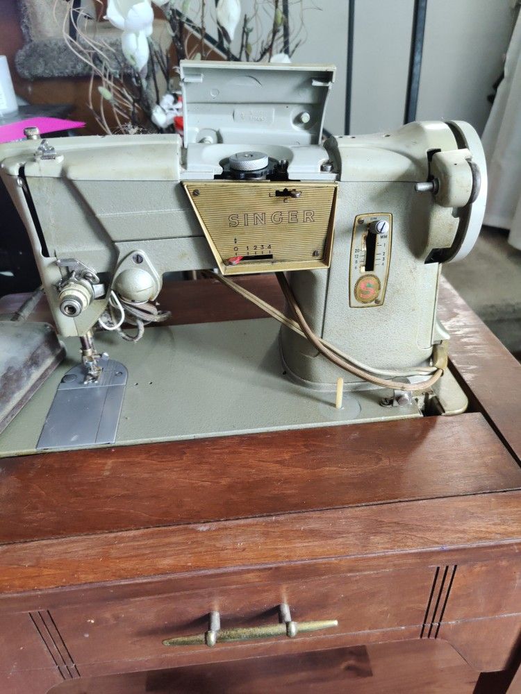 Singer Sewing Machine 