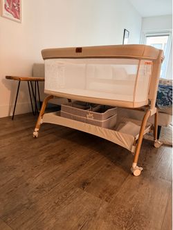 Baby bassinet with wheels