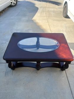 Coffee table with to end tables