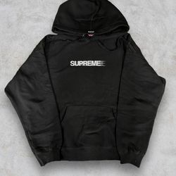 Men’s Supreme hoodie.